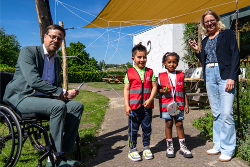 Ryan en Nienke openen met wethouder Jesse Luiendijk de les onderkruipsels
